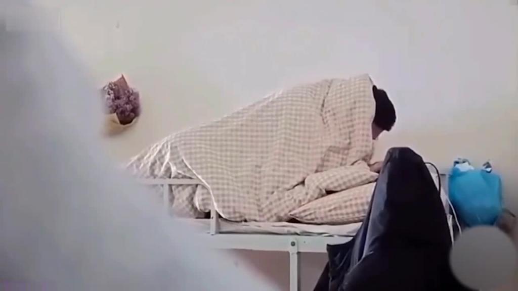 【操逼不带闺蜜被网曝】防火防盗防闺蜜，当着闺蜜面带男友回宿舍操逼 预览截图 3