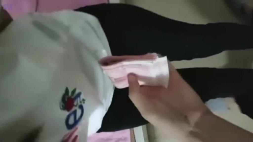 真实禽兽叔叔去哥哥家用钱利诱侄女 预览截图 1