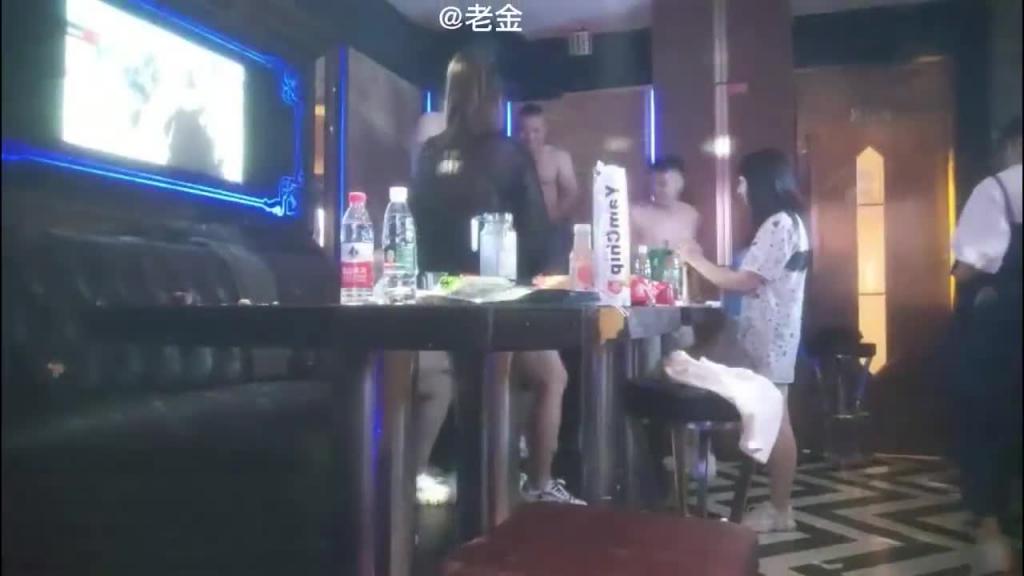 史诗级换妻群P四对夫妻相约KTV饮酒高歌8P操别人妻子游戏 预览截图 1