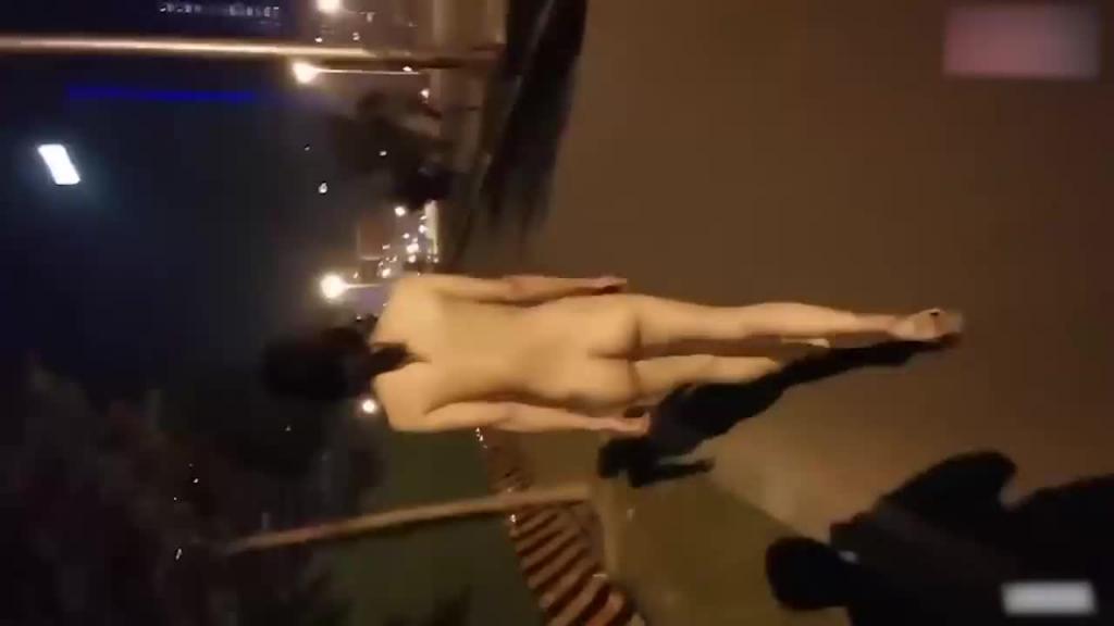 推特反差婊草莓穆斯塔,极限户外露出无视路人 预览截图 10