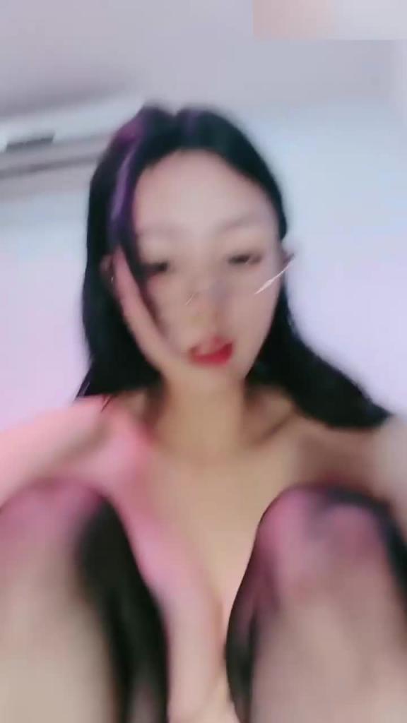 爆乳女神带上眼镜热情自慰黑丝高跟鞋假碎片爆插爽爽的淫水 预览截图 6