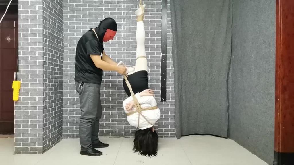 【国产调教】女奴皮裤跳蛋口塞捆绑户外调教_看路牌有同城的吗?被人围观居然不听指挥害羞逃跑。抓回家里直接倒吊惩罚强制高潮 预览截图 6