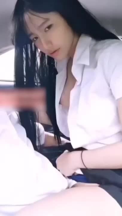 【父女乱伦】广西禽兽父亲接高三女儿在车内乱伦,女儿身材太好了! 预览截图 6