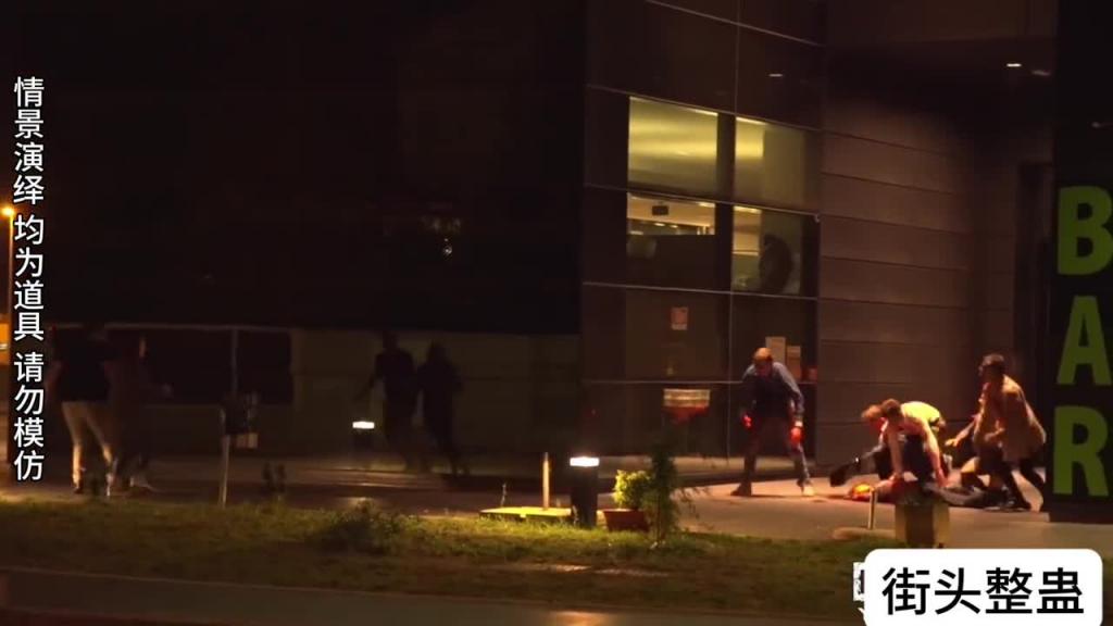 走夜路的时候看到丧尸在进食,你会怎么办?#国外综艺 预览截图 1