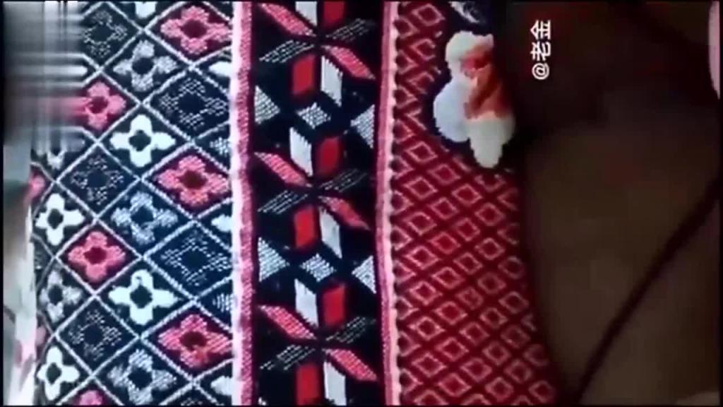最新山西太原母子乱伦视频流出:丰满饥渴妈妈不穿内裤勾引儿子,被儿子18厘米的大屌插入内射 预览截图 4