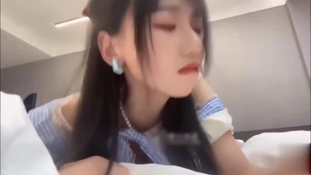 鸡巴无套抽插特写叫声都能射!纯巨乳小镇白丝女仆服务 预览截图 10