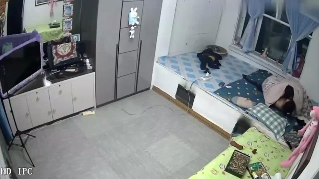 【监控破解】东北大炕真实乱伦一家亲 预览截图 5