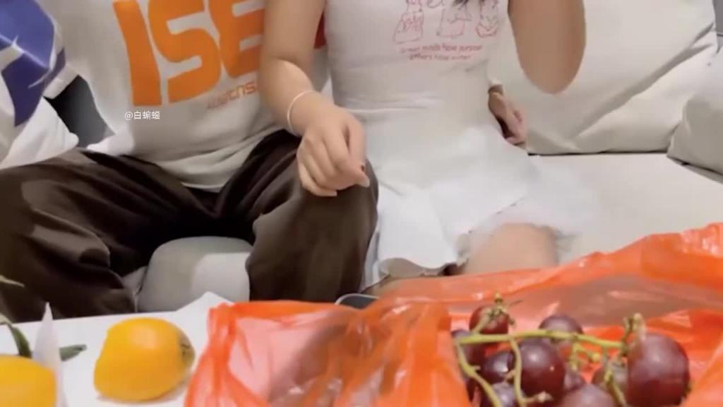 勾搭良家-网聊勾搭眼镜良家骚货,十分饥渴一脸享受 预览截图 1