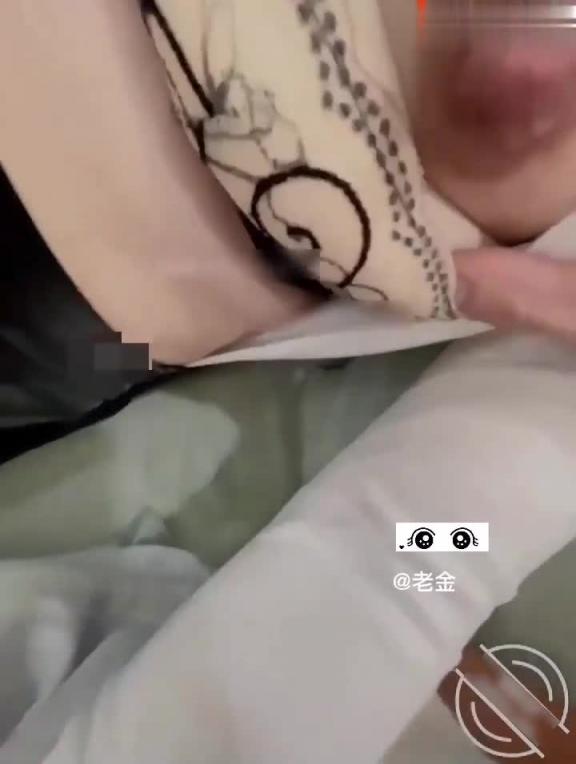 高中儿子趁爸爸不在家乱伦教师妈妈 预览截图 1