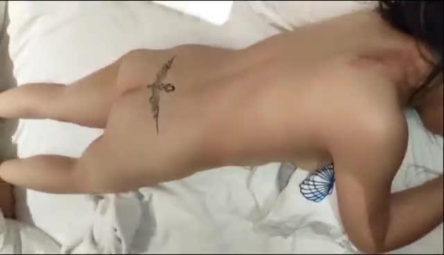 酒店淫乱4p流出 现场刮毛 女主完美露脸 预览截图 4