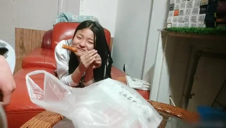 真实乱伦表妹相伴 抠穴啪啪激情四射呻吟诱人 预览截图 1