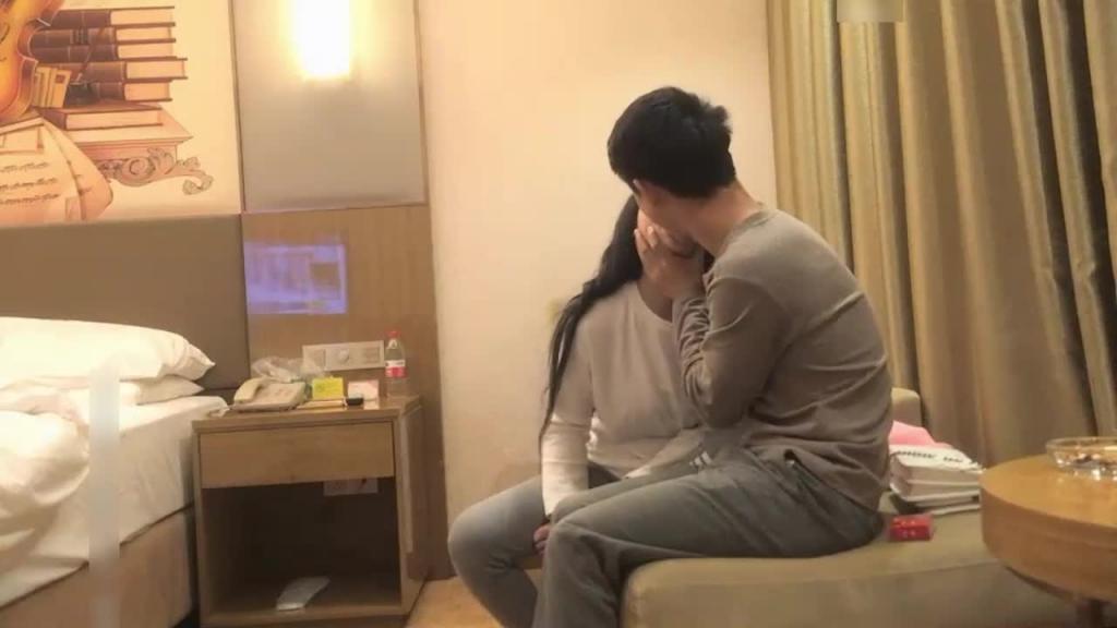 【苗条精致】紧身裤小美女 萌萌性感 托着翘臀坐在鸡巴上 亲吻吮吸娇喘真迷人 预览截图 2
