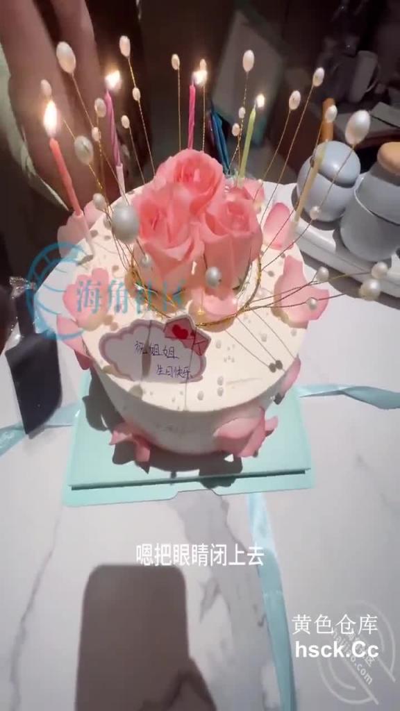 生日当天姐姐穿上婚纱酒后在婚房潮喷不断 预览截图 1