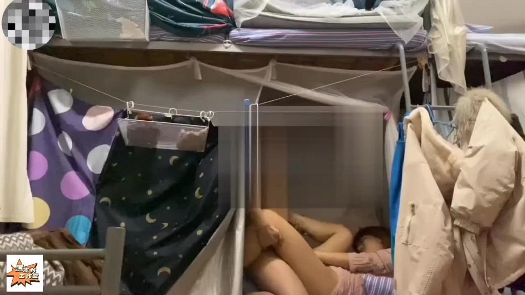 【超真实偷拍】医院宿舍强行推到护士女友,不行,拔出去,戴套 预览截图 4