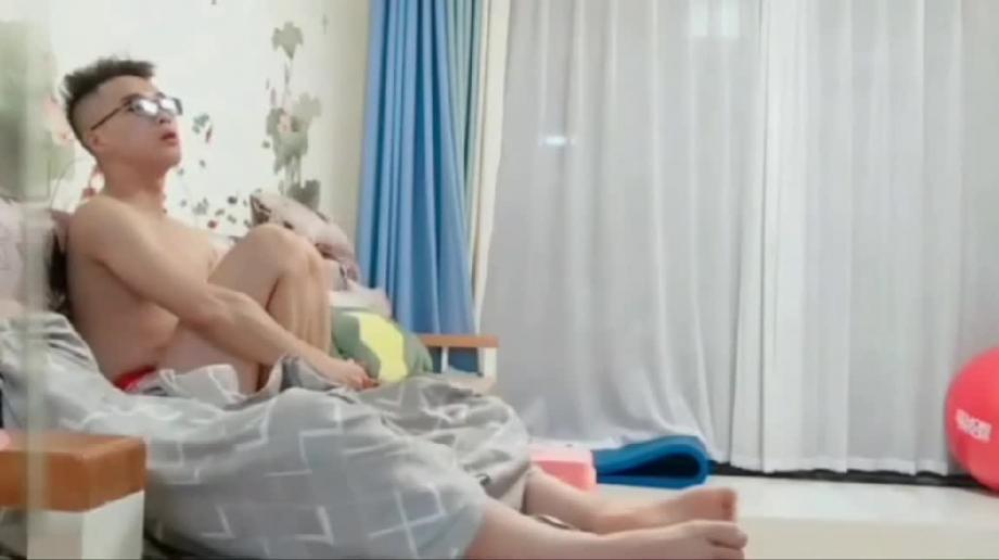 【家庭乱伦系列】禽兽弟弟强上来姐姐 强推硬拉终于拿下了 预览截图 3