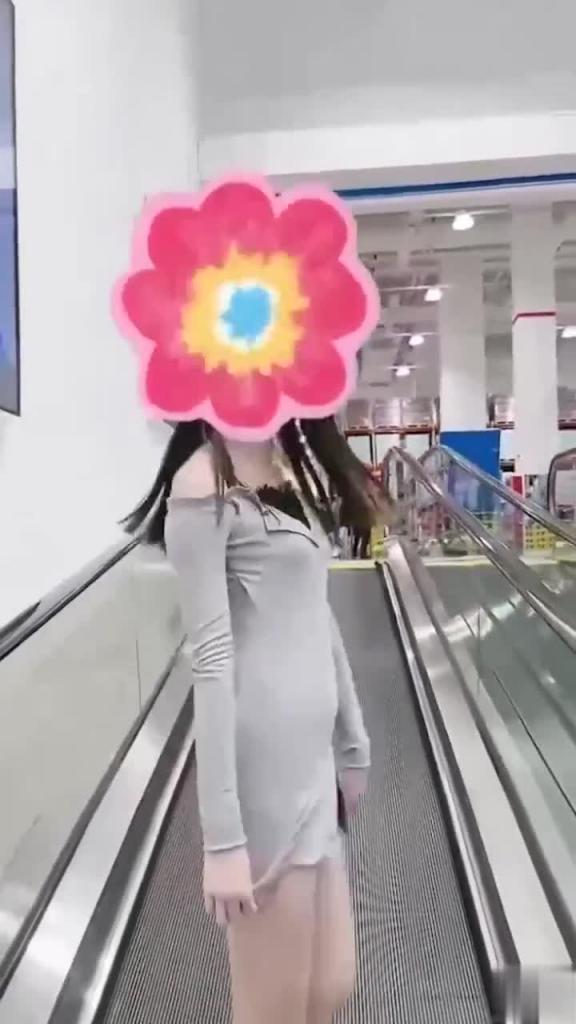 网露出第一人,商场~地铁~哪人多在哪露,全裸拿外卖,给外卖小哥看愣,最后被无套打桩 预览截图 4