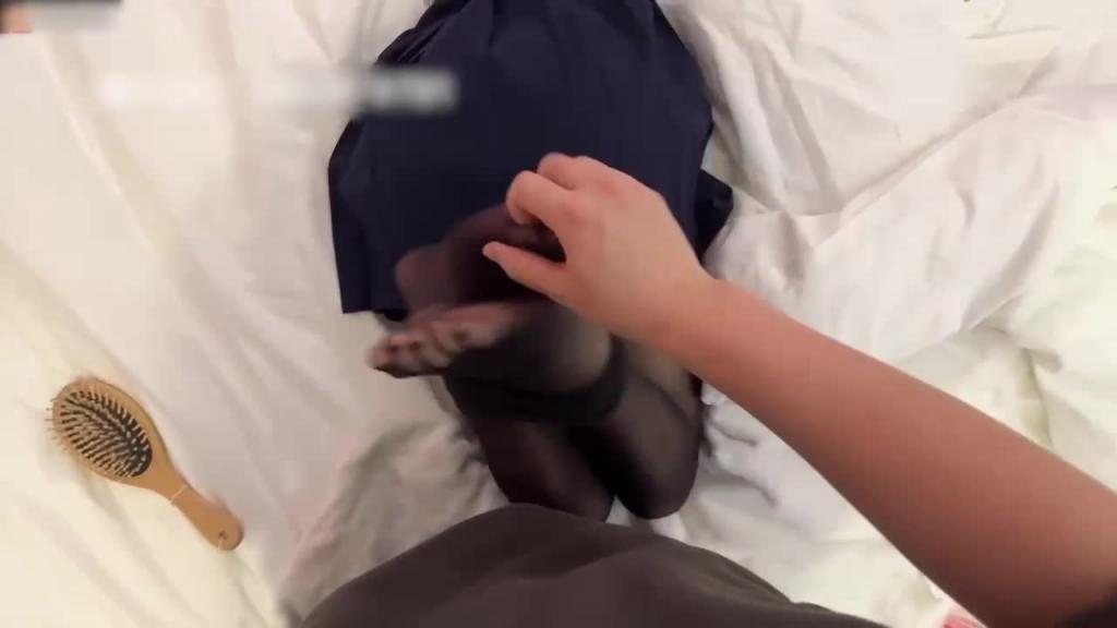 玩弄JK小姐姐的黑丝玉足 预览截图 3
