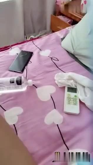 【真实破处】高中生破处全程实录，口交大鸡巴调教的很乖巧，小逼很嫩先给狼友展示一下，大鸡巴草进去就流血腿夹的紧内射 预览截图 3