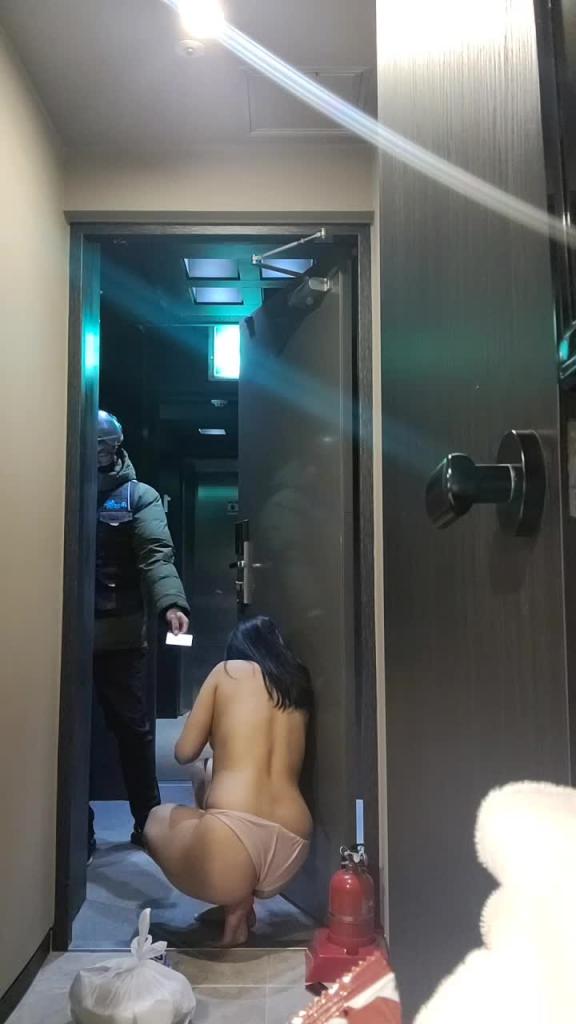 韩国美乳女主播裸身拿外卖 预览截图 8