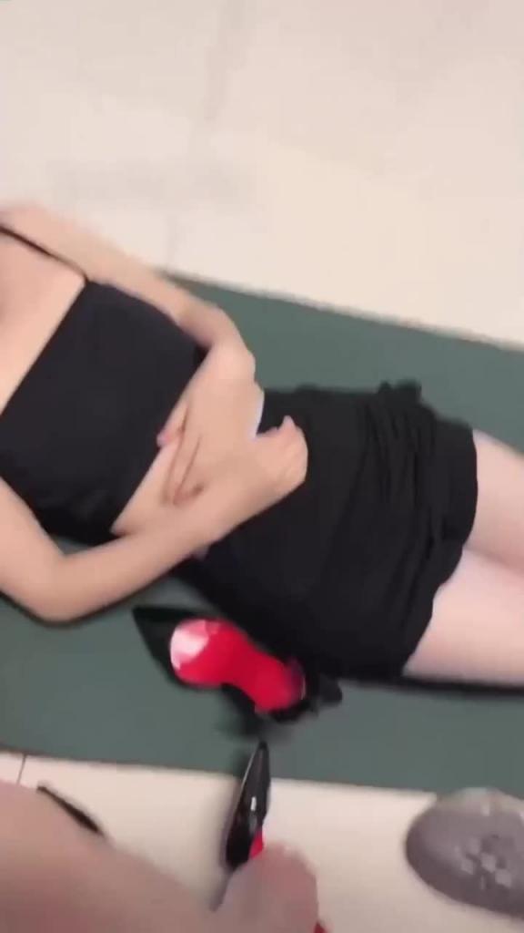 【最新泄密-S御姐女王调教女同性奴】高颜值舞蹈学院艺校生，舔鞋底好享受 预览截图 3