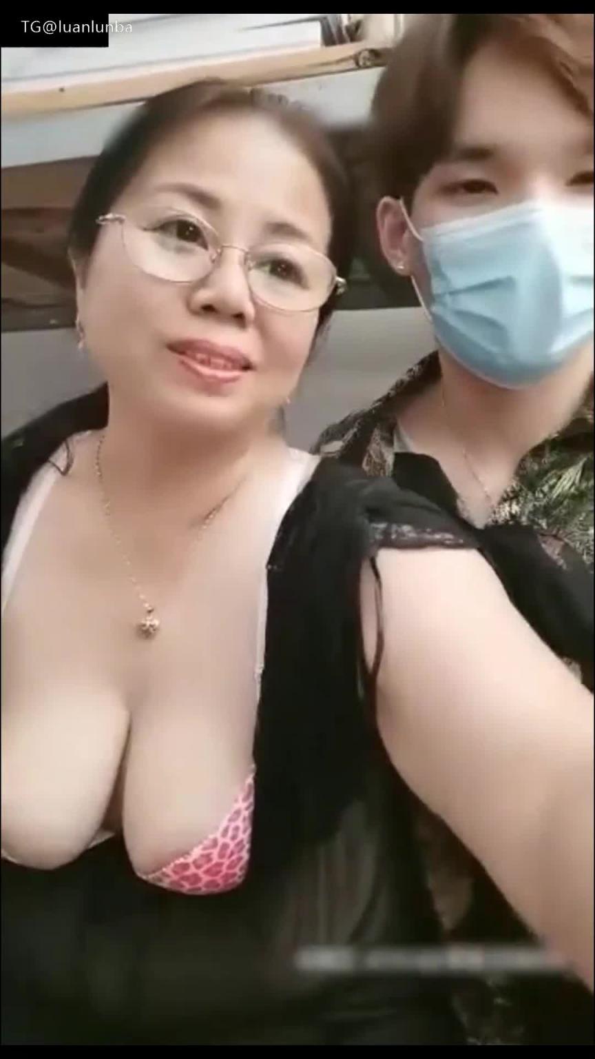 【母子乱伦】吊钟大奶妈妈跟自己的儿子直播乱伦操逼,这大屁股真顶啊 预览截图 5