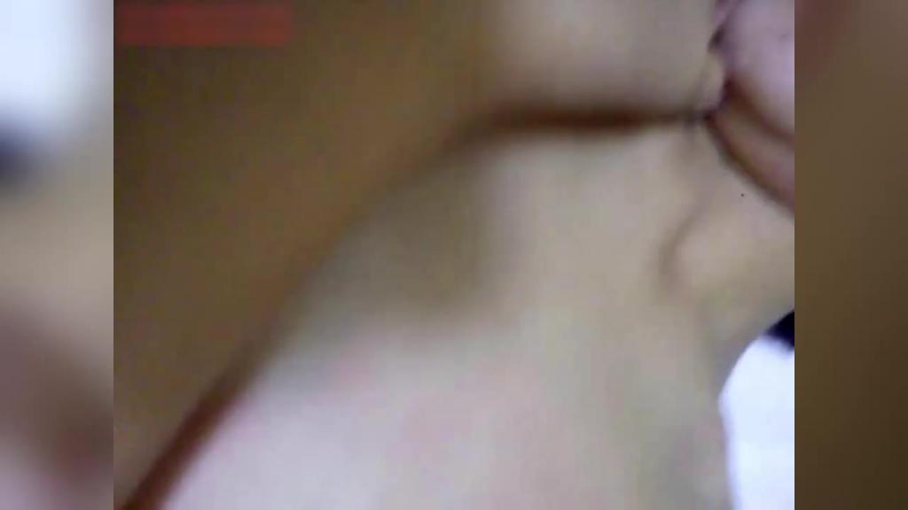 极品可爱粉嫩短发高中少女青春期发情自慰粉嫩胴体自拍 预览截图 10