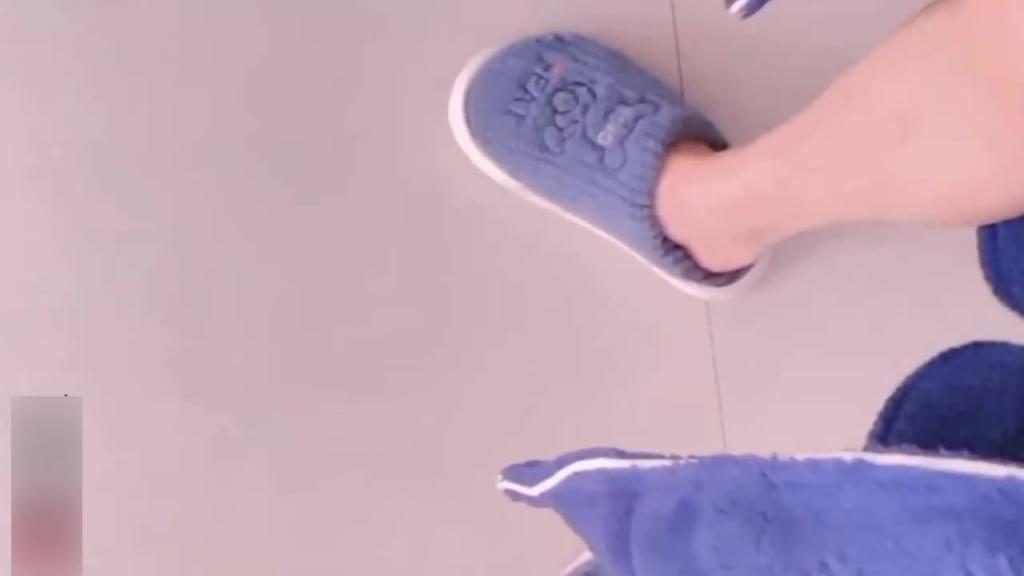 【母子乱伦】趁爸爸和牌友打牌我悄悄的去妈妈的房间求操逼 预览截图 8