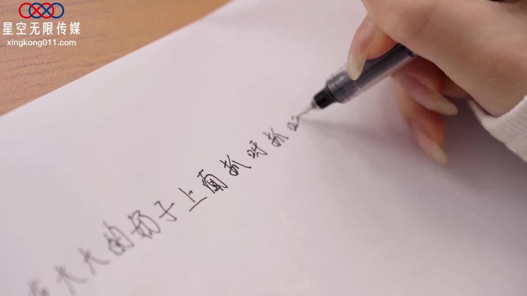 XK8168 六一特辑挖呀挖成人版 在紧紧的骚逼里面插呀插呀插 预览截图 1