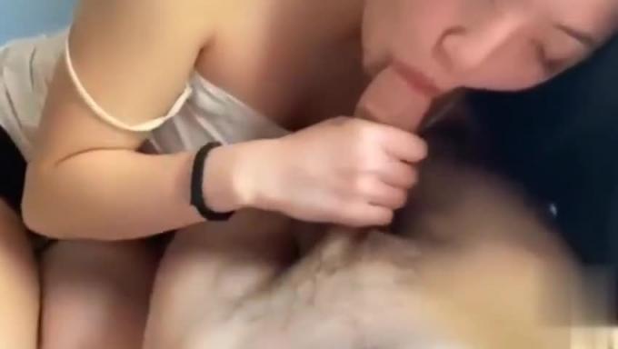 舍友的女朋友太懂男人了口交时的眼神太诱人 预览截图 8