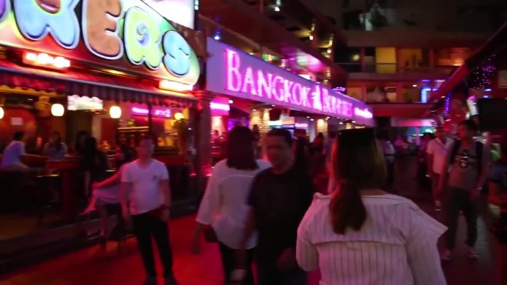 小鹏奇啪行第二季第2集 再遇泰国妈妈桑,红灯区无删减大尺度镜头首公开 预览截图 11