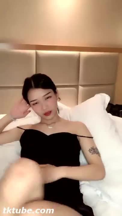 【寻花】深喉口交掏出奶子揉捏,上位骑乘抱着屁股快速打桩 预览截图 1