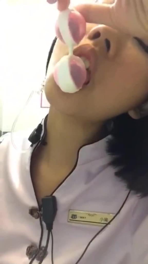【网曝门】台湾情侣泄密 饭店美女经理被调教成母狗 穴里塞跳蛋还要拿出来尝尝 预览截图 3