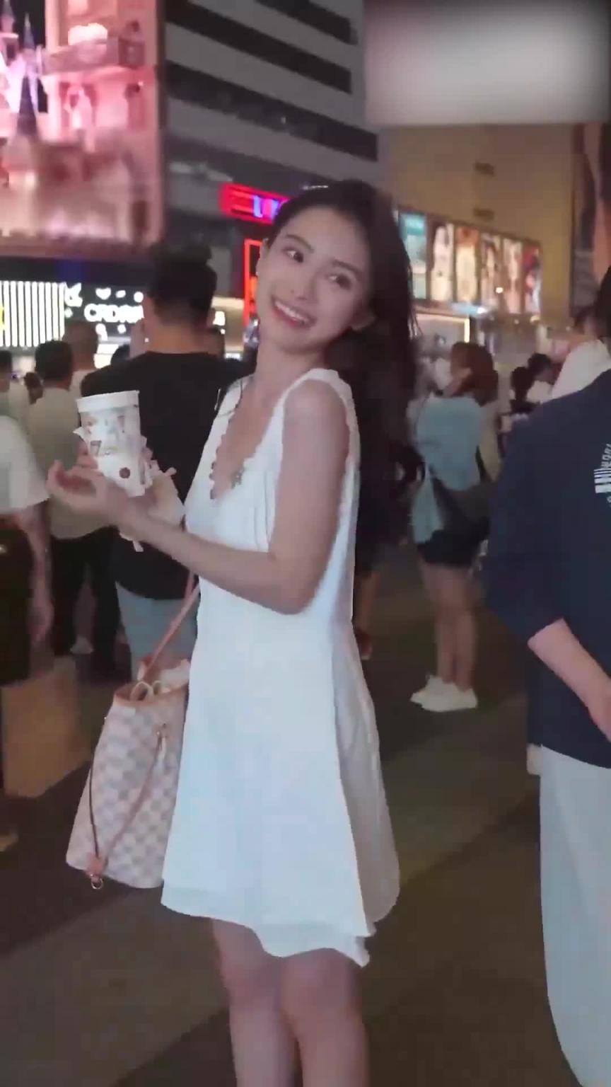 【裙底春光乍泄】高颜值笑容甜美拍抖音的女网红超薄内裤性感蜜臀裂缝正面黑森林还教观众刷礼物 预览截图 12