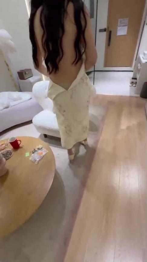 趁姐夫不在家调教我的巨乳亲姐,姐姐刚吃了两下鸡巴嫩逼就开始拉丝,水都滴到脚上了,才几天没搞姐姐就湿成了这样,早知道叫个朋友一起过来3p了! 预览截图 1