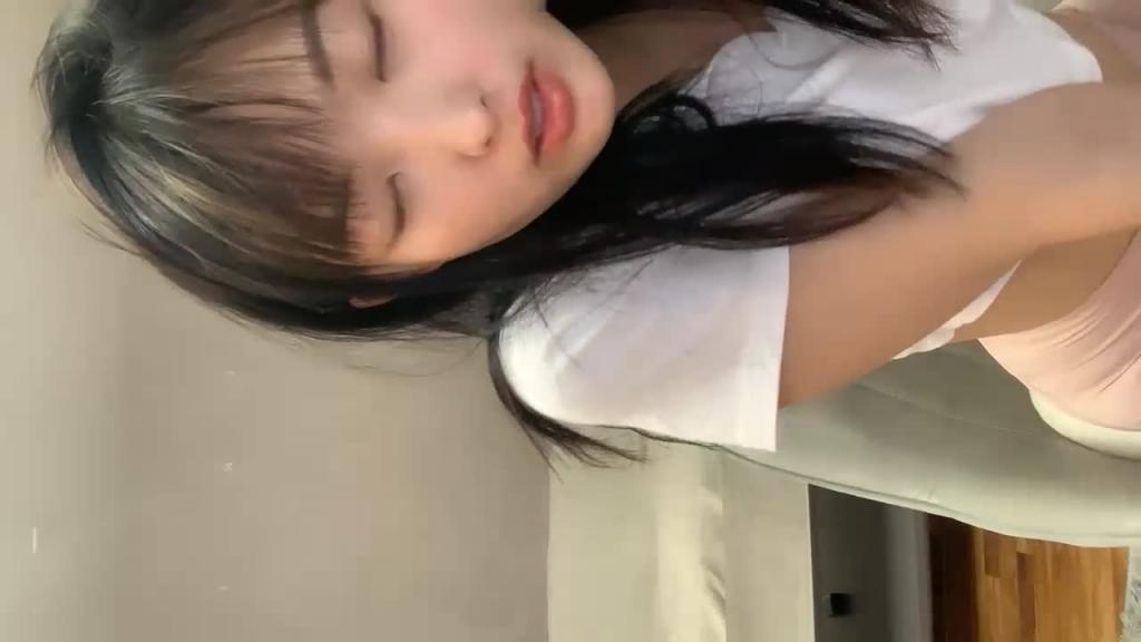 超高颜值纯欲系美女,半脱下紧身裤,随着音乐扭动,贫乳小奶子揉捏,厕所尿尿喷射喊爽 预览截图 1