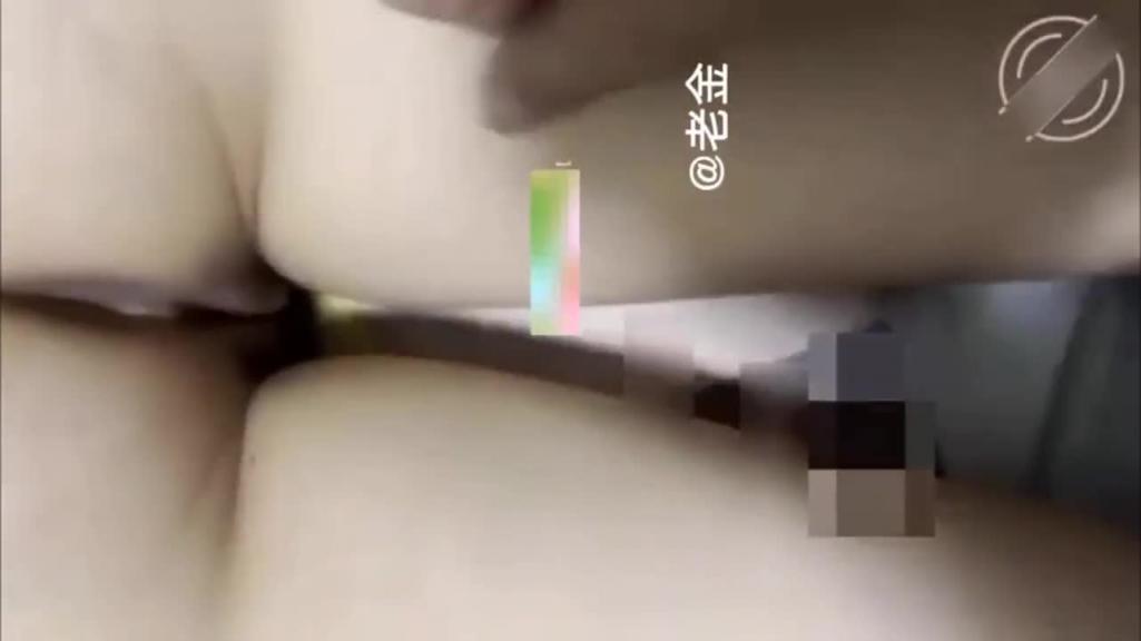 猥琐胖舅舅灌醉学生外甥女乱伦,把侄女骗到旧房子强暴。 预览截图 2