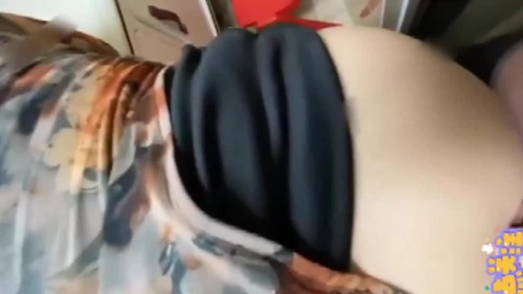 【通奸乱伦大姨子】趁老婆出去买菜疯狂后入 预览截图 3