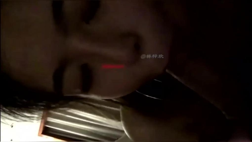 真实绿帽淫妻偷情事件,小骚逼偷情途中接听婆婆电话吓到瞬间不敢动 预览截图 1