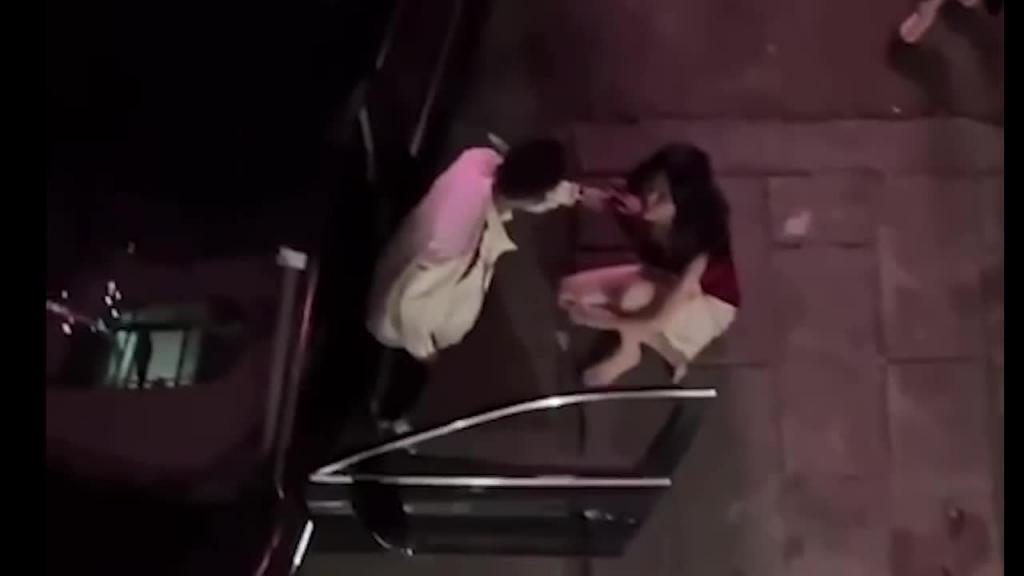 迈腾哥当街暴打妻子,内衣都扯出来了!皆因他前脚才走她后脚就偷人 预览截图 5