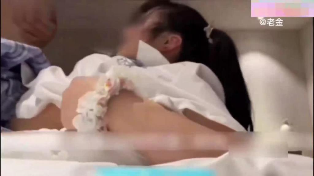 【国内 真实父女乱伦 鬼父乱伦母女花】母亲把女儿献给继父 高三亲女儿被乱伦破处 预览截图 11