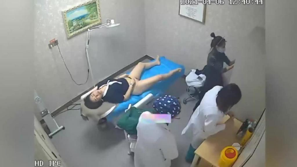 【重口医院偷拍】无良医生偷拍合集 大学生被麻醉后男医生趁机摸逼 炸裂来袭 预览截图 11