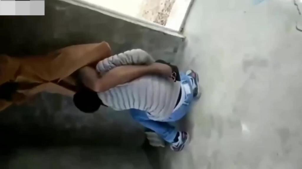 【炸裂户外勾引】人妻下乡用身材关爱七十岁老爷爷,被强操肛交内射 预览截图 12