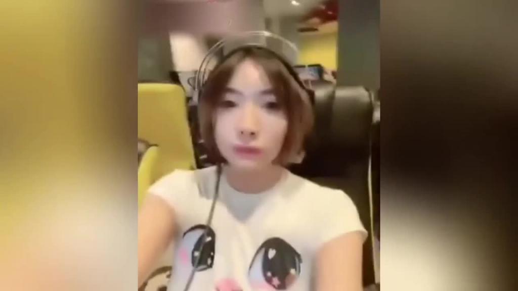 ［泄密自拍］36d大奶子性感少妇齐逼裙没内裤网吧露奶露骚屄紧张又刺激奶头好大憋不住跑车里扣喷 预览截图 6