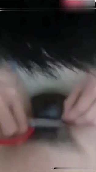 母子乱伦 帮妈妈剃毛 对白精彩 预览截图 1