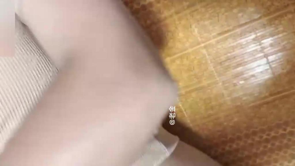 【四川母子乱伦门】禽兽儿子当着家里人面操母亲怀孕打胎 预览截图 3