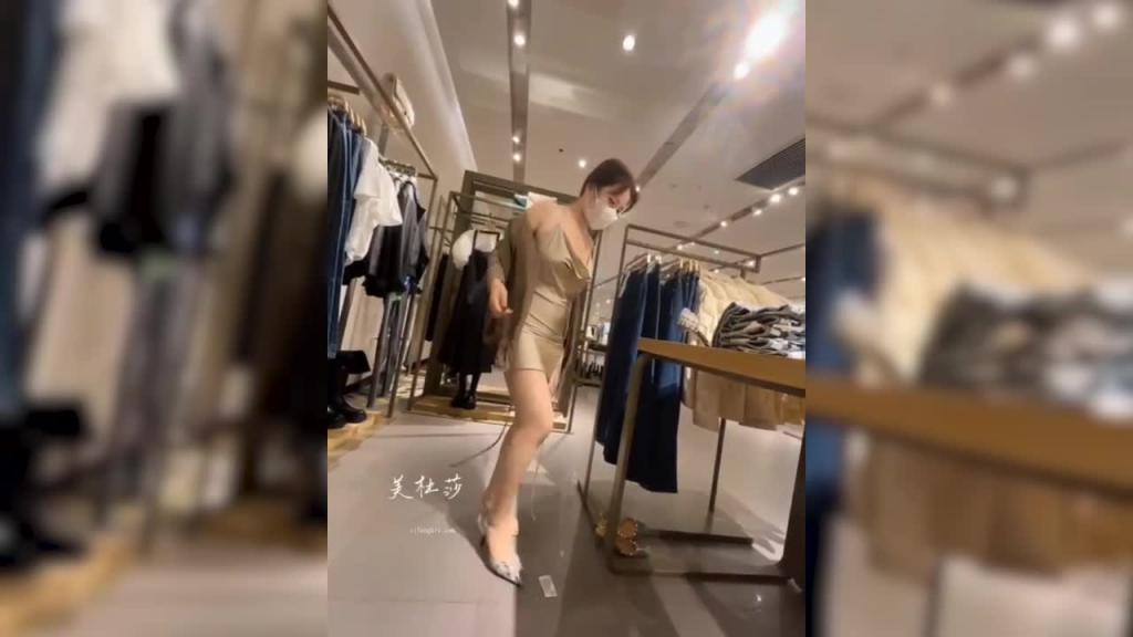 大奶淫女美杜沙商场试身真空露出 预览截图 10