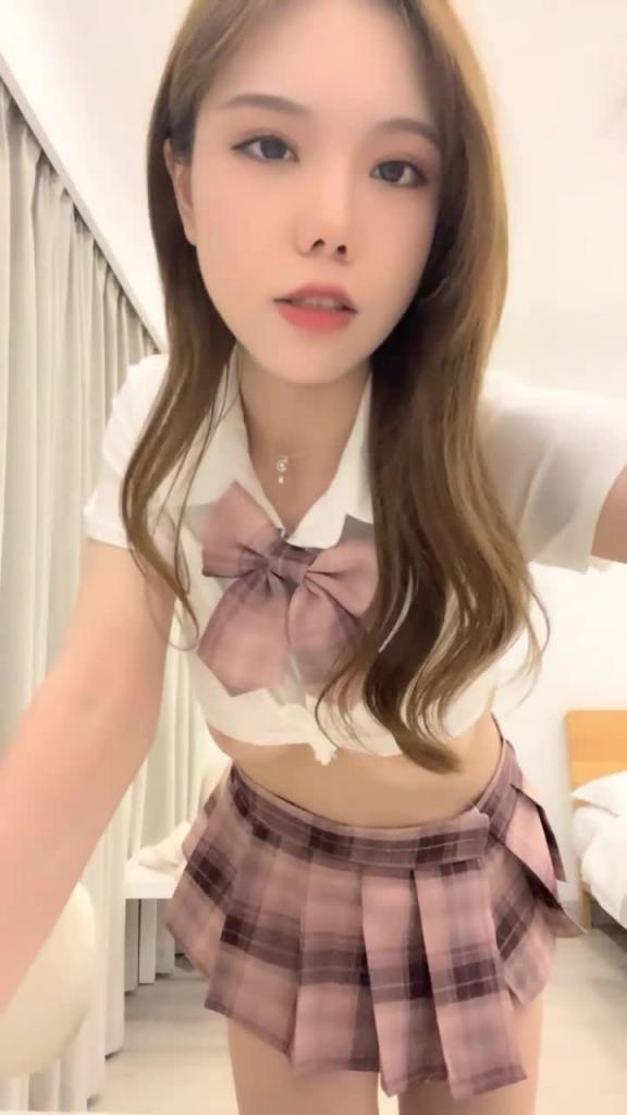 JK装极品美少女!超棒身材豪乳!解开衣服大奶晃动,站立一字马抬腿,翘起美臀摸穴,跳蛋震动极度诱惑 预览截图 3