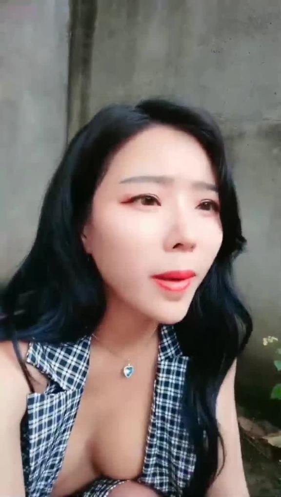 美女主播勾引路人户外啪啪被人围观照插不误 预览截图 2