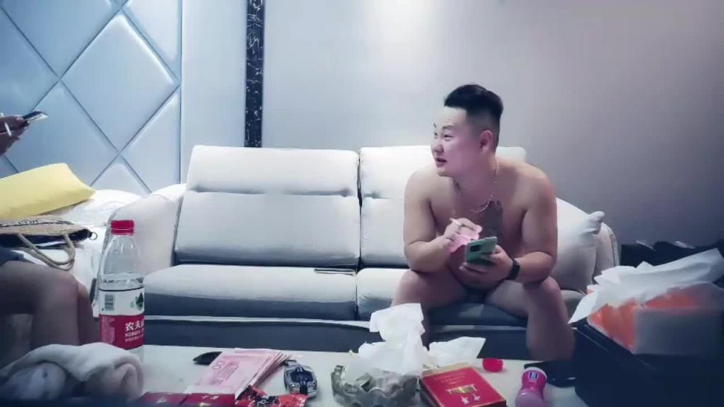 【探花寻欢】约炮外围妹纸埋头深喉泰山压顶操的嗷嗷叫 预览截图 2