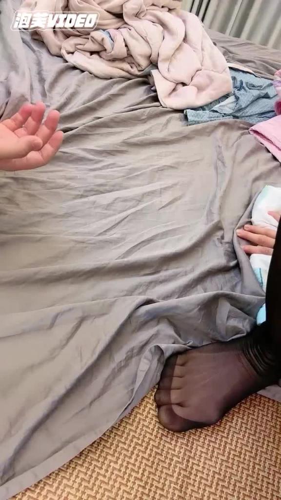 【小后妈与好大儿】黑丝高跟极品御姐激情大秀让儿子吃奶抠逼 预览截图 12